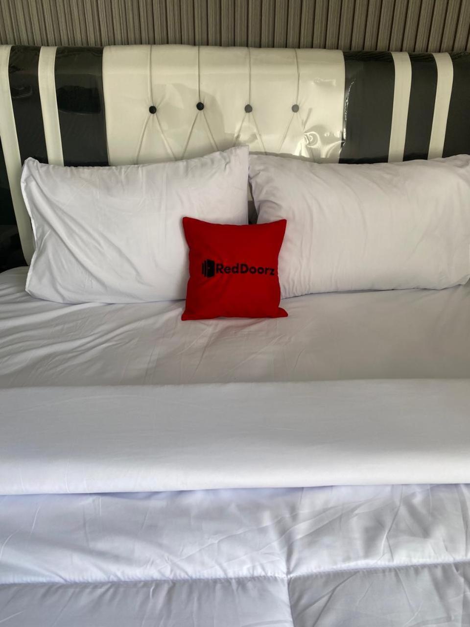 Hotel Reddoorz Syariah At Jl Pangeran Hidayatullah Cianjur Esterno foto